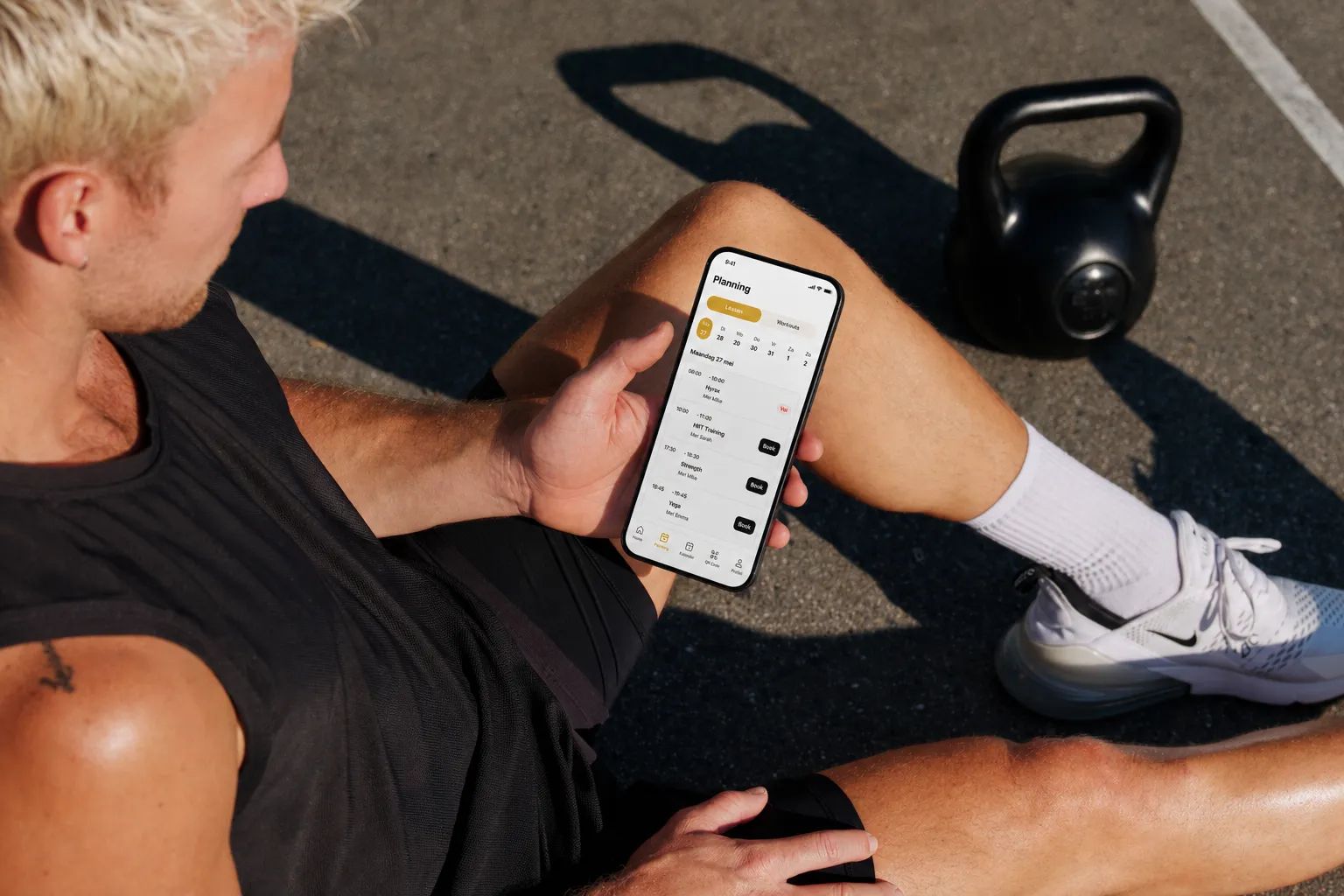 Sporter bekijkt de REQUR-app